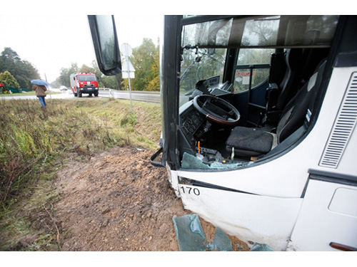 Molėtų rajone vaikus vežęs autobusas susidūrė su vilkiku, yra nukentėjusių