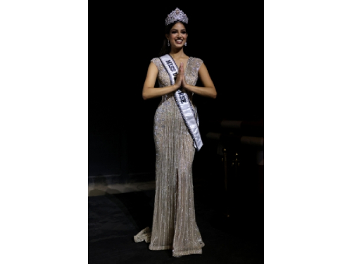 „Mis Indija“ laimėjo „Mis Visatos“ konkursą, surengtą nepaisant raginimų jį boikotuoti